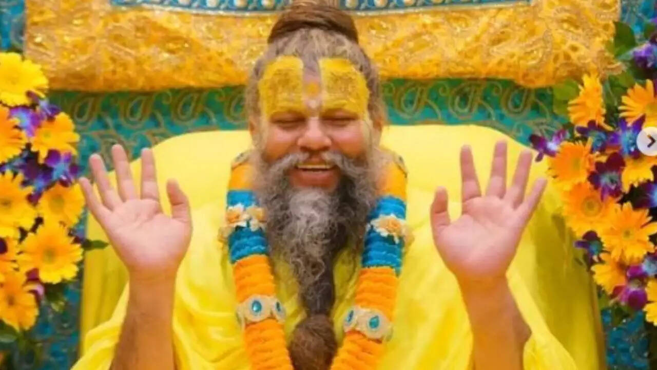 क्या मंदिर में पितरों की तस्वीर रखना उचित है? प्रेमानंद जी महाराज का स्पष्टीकरण