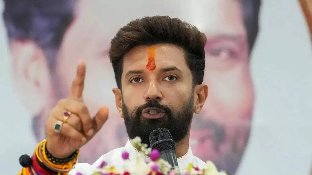चिराग पासवान ने दिवंगत IPS अधिकारी के परिवार से की मुलाकात, न्याय का दिया आश्वासन
