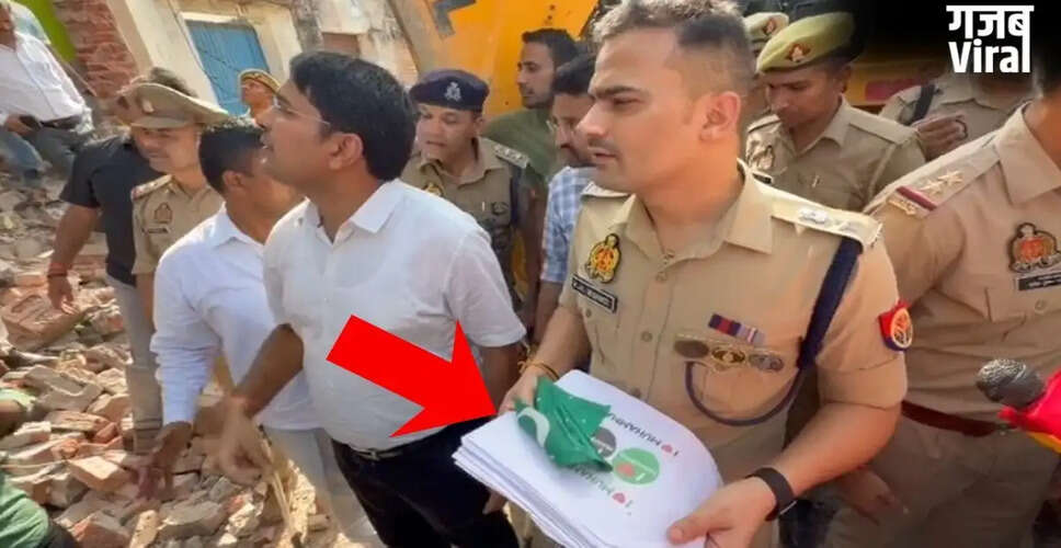 संभल में मस्जिद ध्वस्तीकरण के दौरान मिले विवादास्पद पोस्टर