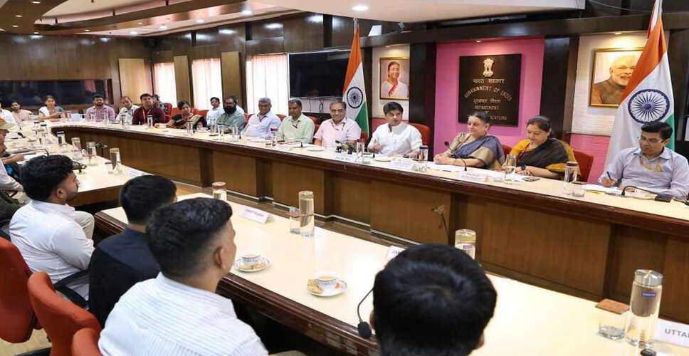संचार मंत्री सिंधिया ने ग्रामीण डाक सेवकों से की मुलाकात, साझा किए अनुभव
