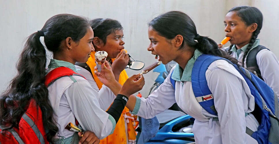 कोलकाता में भारी बारिश के कारण स्कूलों की छुट्टी, सुरक्षा को प्राथमिकता