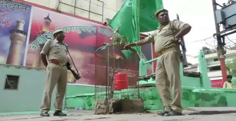 यूपी पुलिस की अनोखी पहल: पीपल के पौधे की सुरक्षा में तैनात