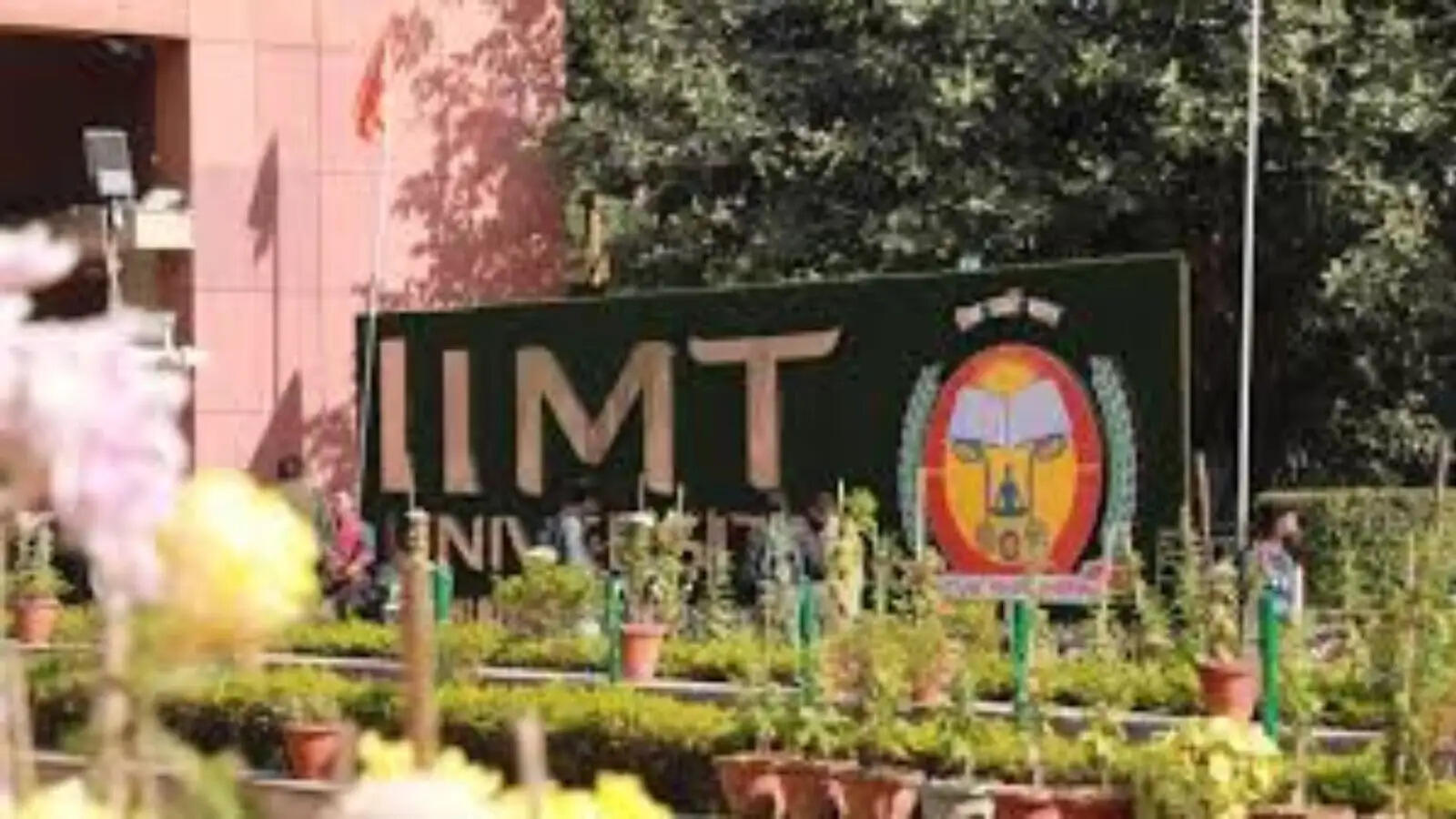 मेरठ में छात्रा की छत से गिरने से मौत, यूनिवर्सिटी में हड़कंप