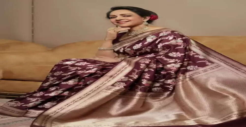 हेमा मालिनी ने साड़ी पहनकर गणपति बप्पा का किया स्वागत, फैंस बोले- 'आज भी वही ड्रीम गर्ल हो आप'