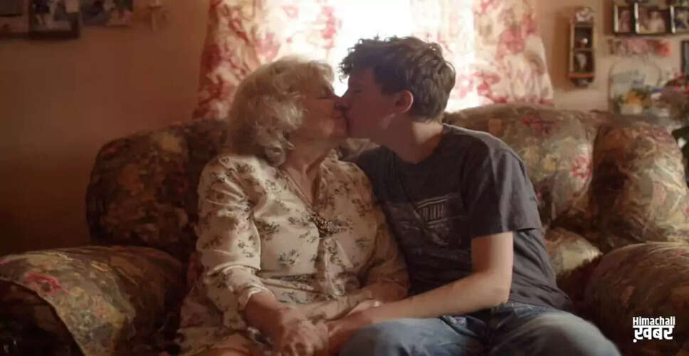 68 वर्षीय महिला की प्रेम कहानी में धोखा: युवा प्रेमी ने किया विश्वासघात