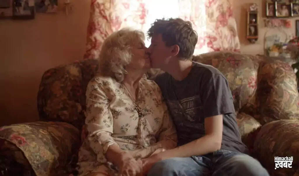 68 वर्षीय महिला की प्रेम कहानी में धोखा: युवा प्रेमी ने किया विश्वासघात