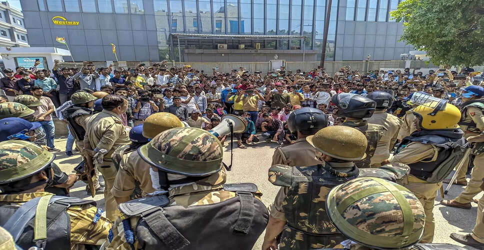 नोएडा में श्रमिकों के विरोध के बाद न्यूनतम वेतन में वृद्धि