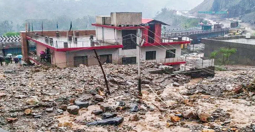 हिमाचल प्रदेश में भारी बारिश से भूस्खलन, यातायात प्रभावित