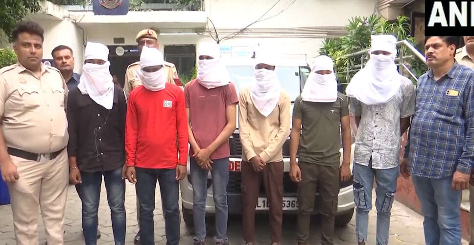 दिल्ली पुलिस ने लाल किला परिसर में अवैध प्रवासियों को हिरासत में लिया