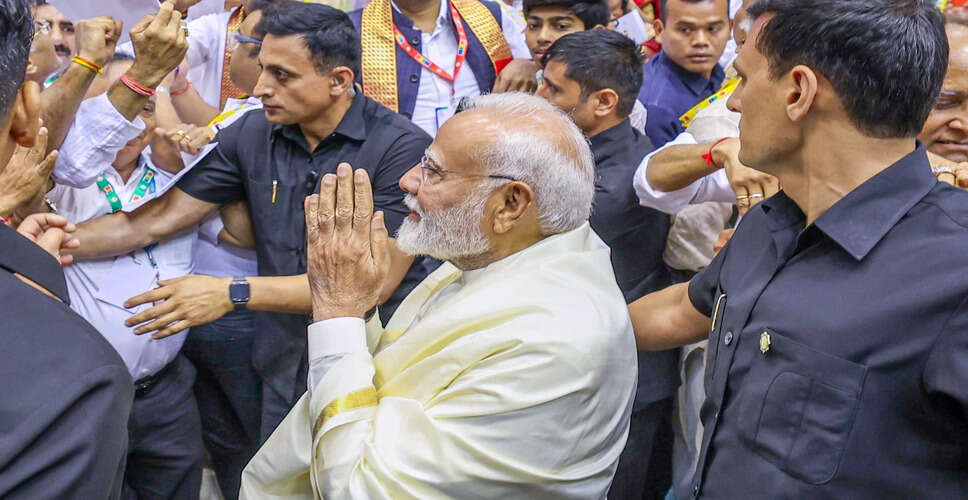 प्रधानमंत्री मोदी का कानपुर दौरा: आतंकवादी हमले में मारे गए शुभम द्विवेदी के परिवार से मुलाकात
