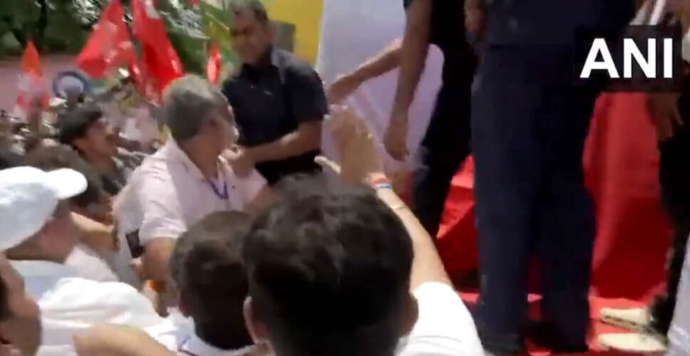 कांग्रेस के नेताओं को वैन में चढ़ने से रोका गया, भाजपा ने उठाए सवाल