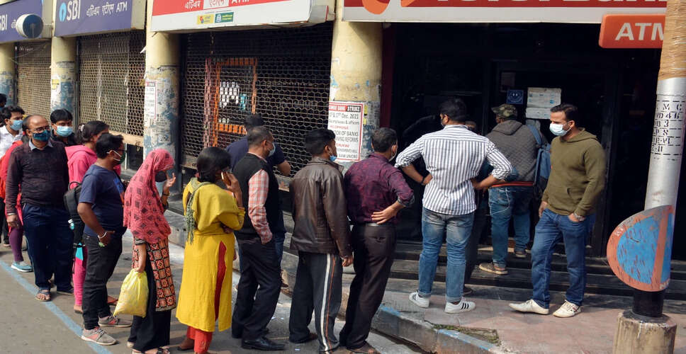 भदोही में जालसाजी का अनोखा मामला: अशिक्षित ग्रामीण के खाते से निकाले गए दो लाख रुपये