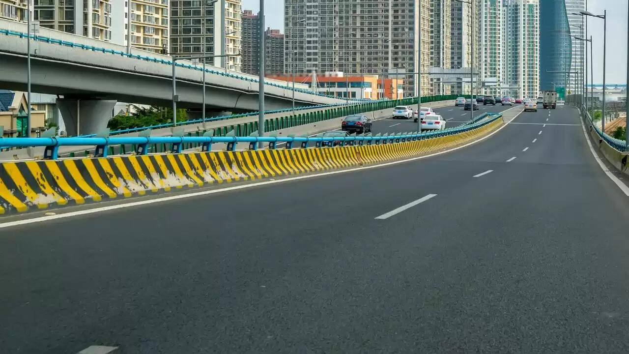 मुंबई की लिंकिंग रोड: सोने की खदान जैसी कीमतें और लग्जरी ब्रांड्स की होड़