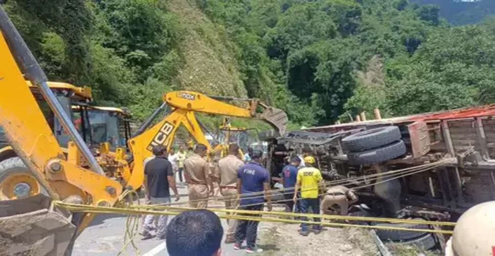 उत्तराखंड : ऋषिकेश-गंगोत्री हाईवे पर कांवड़ियों को ले जा रहा ट्रक पलटा, सीएम धामी ने हादसे पर जताया दुख