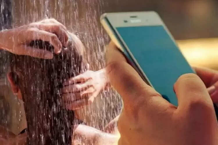 दोस्तों ने की विश्वासघात, पत्नी का अश्लील वीडियो बनाकर किया ब्लैकमेल