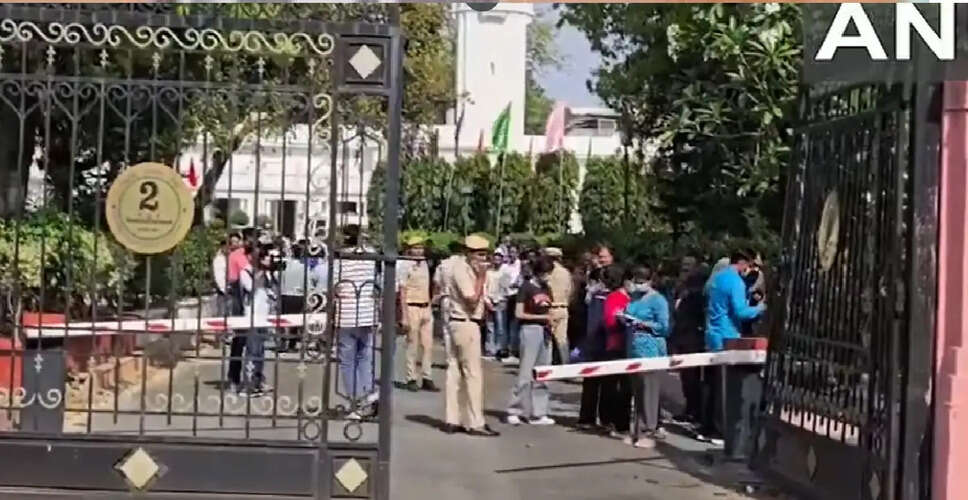 दिल्ली विधानसभा में सुरक्षा चूक: अज्ञात कार ने तोड़ा गेट