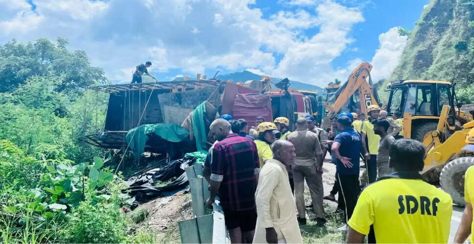 उत्तराखंड में कांवड़ियों से भरा ट्रक पलटा, 1 की मौत और 14 घायल