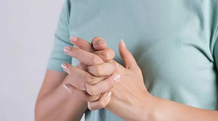अंगुलियों को चटकाने के नुकसान और इसके पीछे का विज्ञान