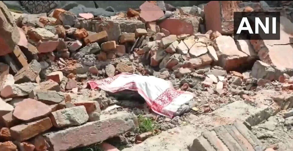 झारखंड में स्कूल की छत गिरने से एक की मौत, बचाव कार्य जारी