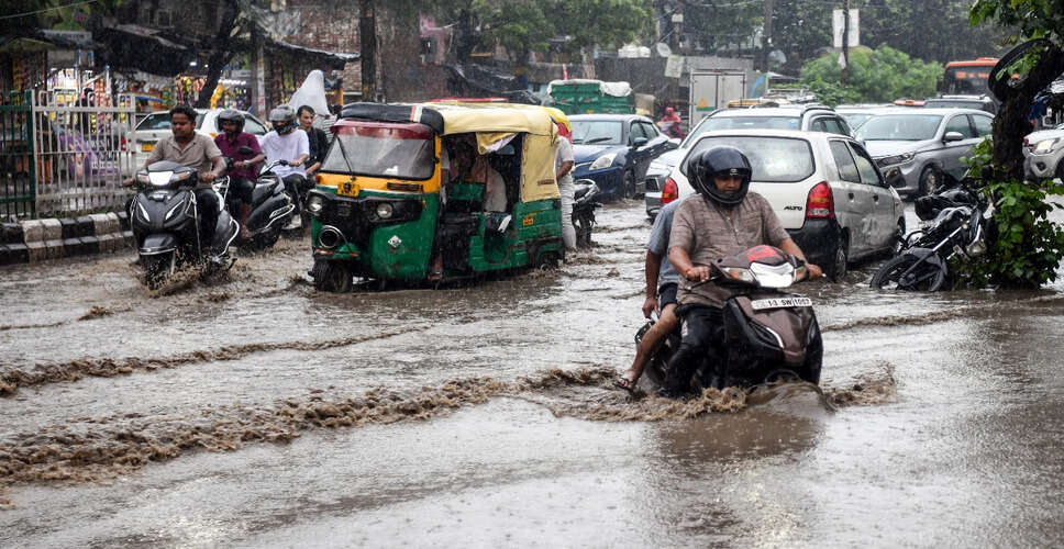 दिल्ली में यमुना नदी का जलस्तर चेतावनी स्तर से ऊपर, मुंबई में बारिश से स्थिति गंभीर