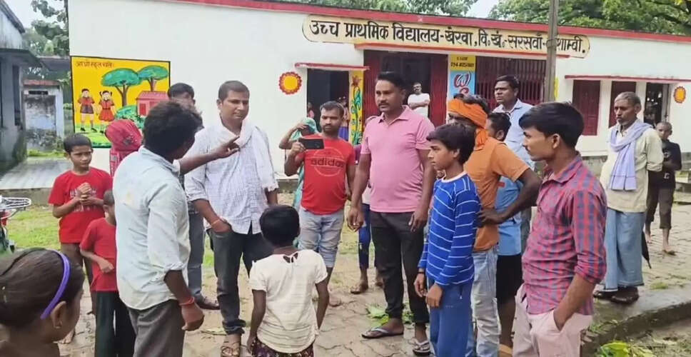 कौशाम्बी में प्राइमरी स्कूल के हेडमास्टर पर गंभीर आरोप, छात्राओं ने लगाए अश्लीलता के आरोप