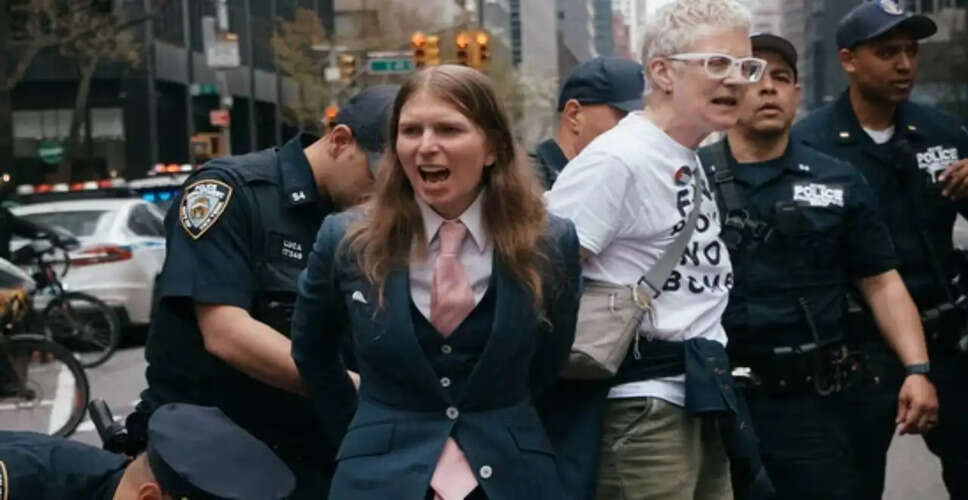 न्यूयॉर्क में इजराइल को हथियार बिक्री के खिलाफ प्रदर्शन, 100 से अधिक गिरफ्तार