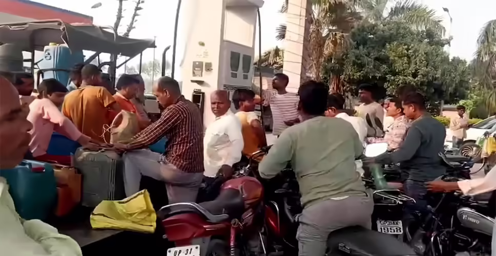 यूपी में पेट्रोल पंपों पर हंगामा: ईंधन की कमी की अफवाहों का असर