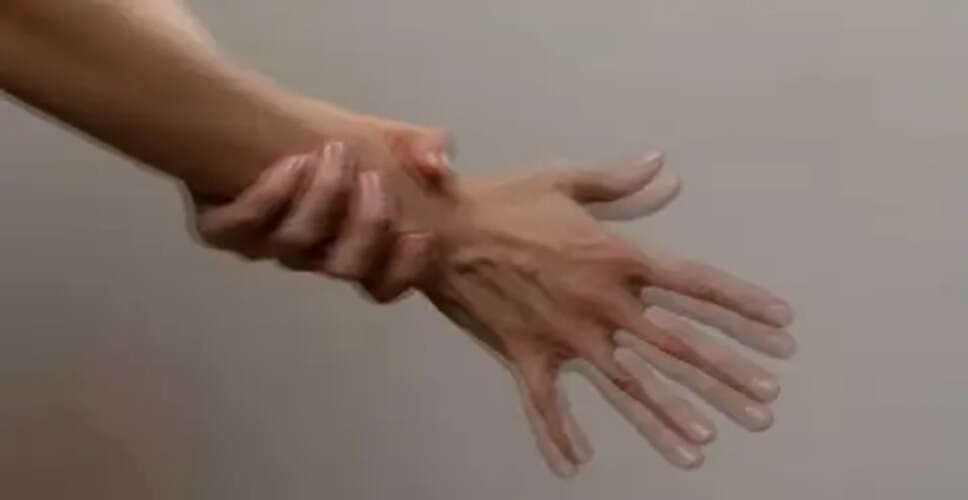 हाथों में कंपन: विटामिन बी12 की कमी और समाधान