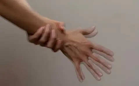 हाथों में कंपन: विटामिन बी12 की कमी और समाधान