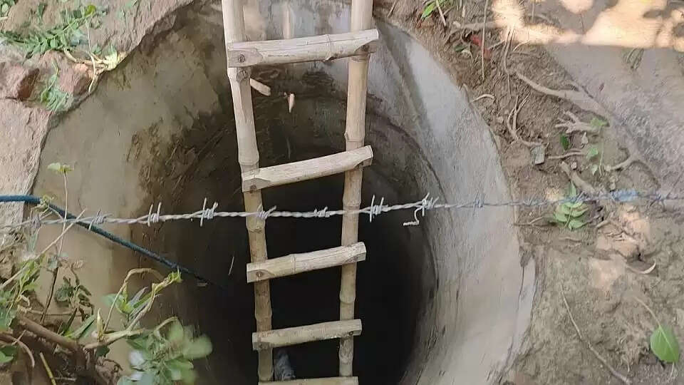 शिकोहाबाद में कुएं में गिरने से तीन लोगों की मौत, बच्चों का दिल दहला देने वाला इंतजार