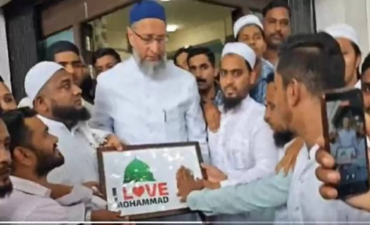 असदुद्दीन ओवैसी का गुंबद ए खजरा के साथ विवादित वीडियो
