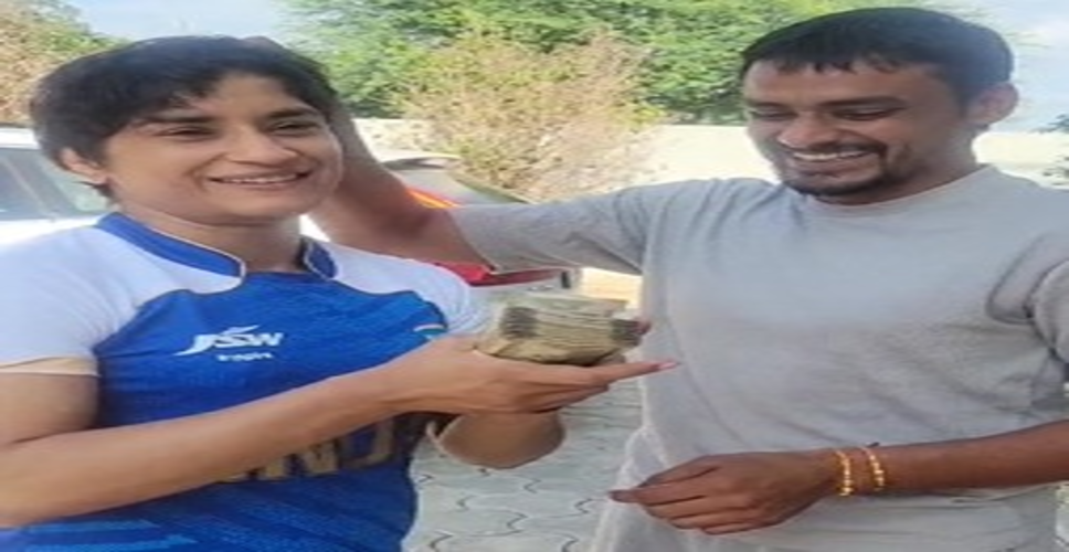 हरियाणा : रक्षाबंधन पर विनेश फोगाट ने भाई हरविंद्र को बांधी राखी, मिला गिफ्ट