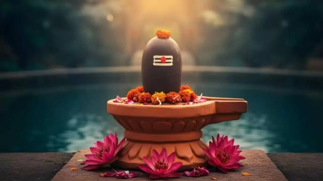शिवलिंग की पूजा: तीन महत्वपूर्ण स्थानों पर स्पर्श से कम करें मांगलिक दोष