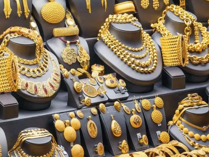 सोना और चांदी की कीमतों में गिरावट: निवेशकों के लिए क्या है संकेत?