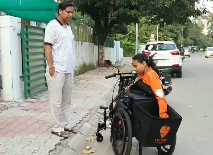 दिव्यांग महिला की प्रेरणादायक कहानी: स्विगी डिलीवरी गर्ल की मेहनत
