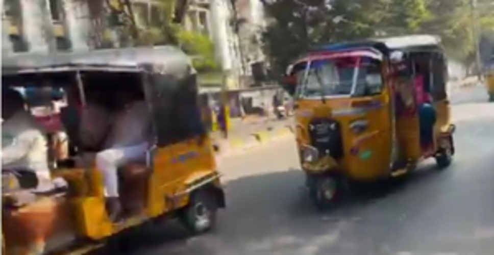 बजट सत्र में भाग लेने के लिए ऑटोरिक्शा में पहुंचे बीआरएस विधायक