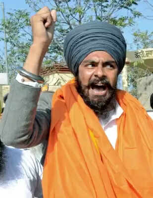 भगोड़े सिख कट्टरपंथी अमृतपाल की गिरफ्तारी के लिए सघन तलाशी अभियान