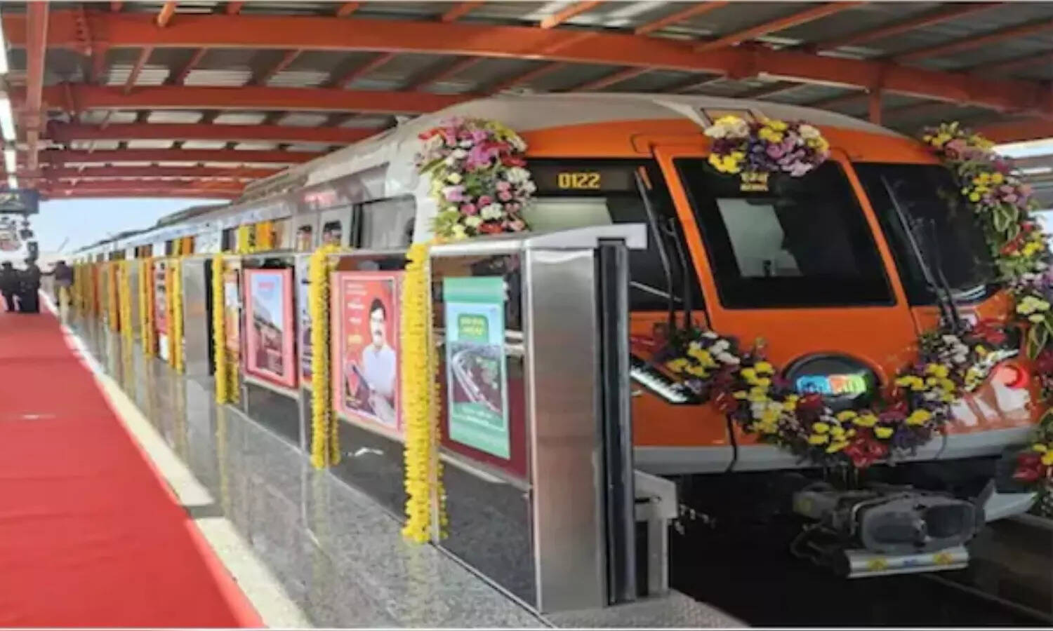 भोपाल में मेट्रो का पहला कमर्शियल रन, यात्रियों में खुशी का माहौल