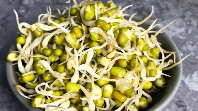 सुबह के लिए बेहतरीन सुपरफूड: अंकुरित मूंग और सेब