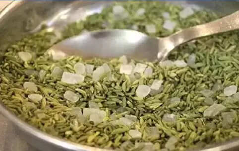 सौंफ और मिश्री के स्वास्थ्य लाभ: जानें कैसे ये आपकी सेहत को सुधार सकते हैं