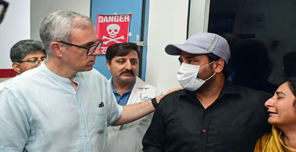 उमर अब्दुल्ला ने अनंतनाग में बाढ़ प्रभावित क्षेत्रों का दौरा किया
