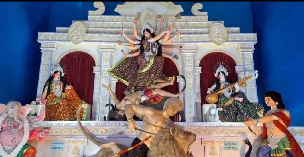 बहरामपुर में दुर्गा पूजा: ट्रंप की मूर्ति ने खींचा ध्यान