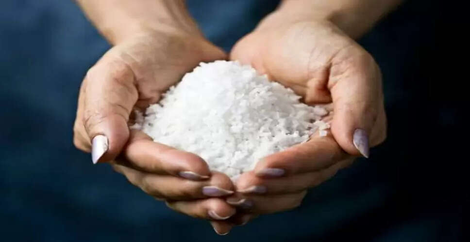 हाथ में न दें ये चीजें: ज्योतिष और वास्तु के अनुसार नुकसान से बचें