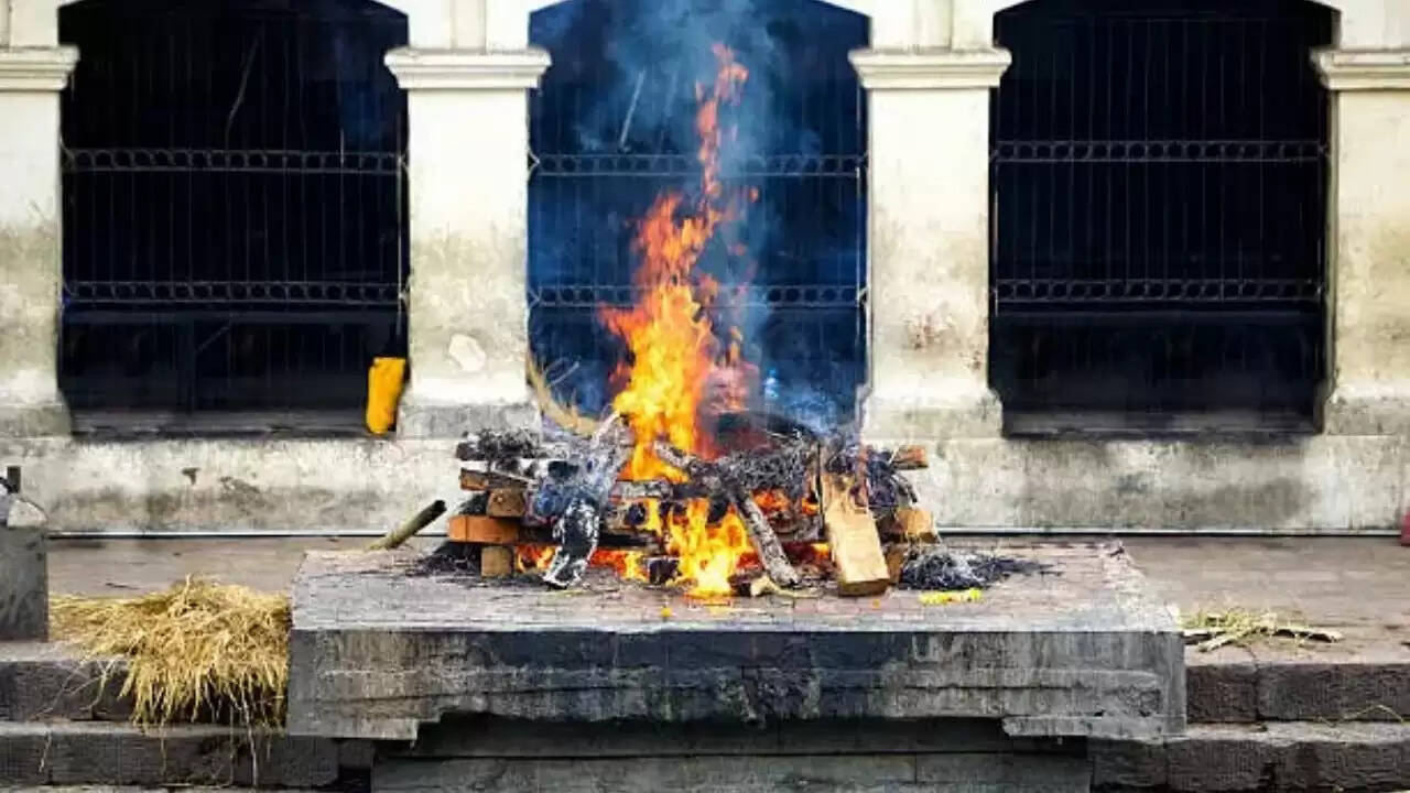 दाह संस्कार के पीछे का रहस्य: क्यों नहीं देखते पीछे?