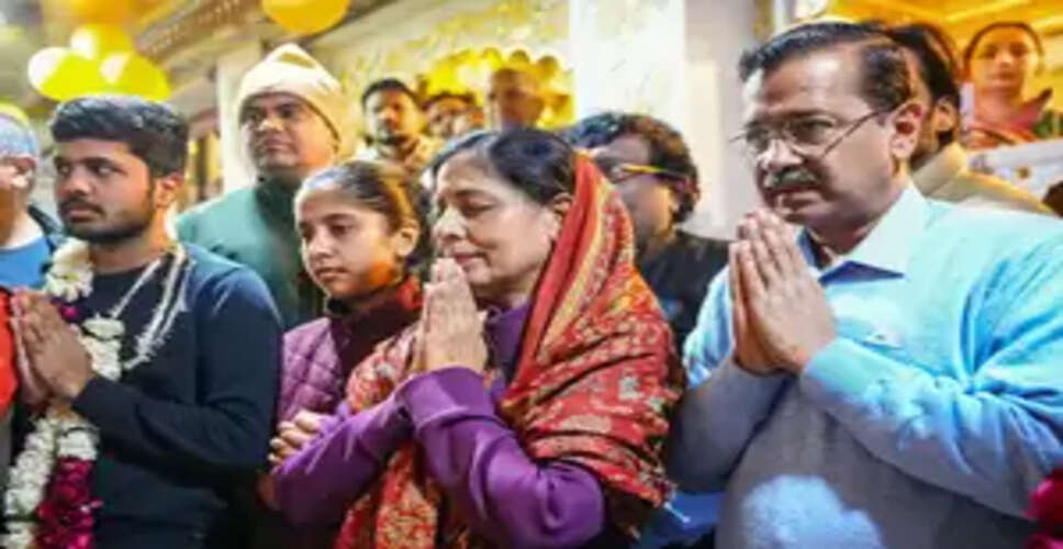 दिल्ली चुनाव : मतदान से पहले अरविंद केजरीवाल परिवार के साथ पहुंचे हनुमान मंदिर