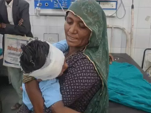 सरकारी स्कूल में पंखा गिरने से दो छात्रों के घायल होने की घटना