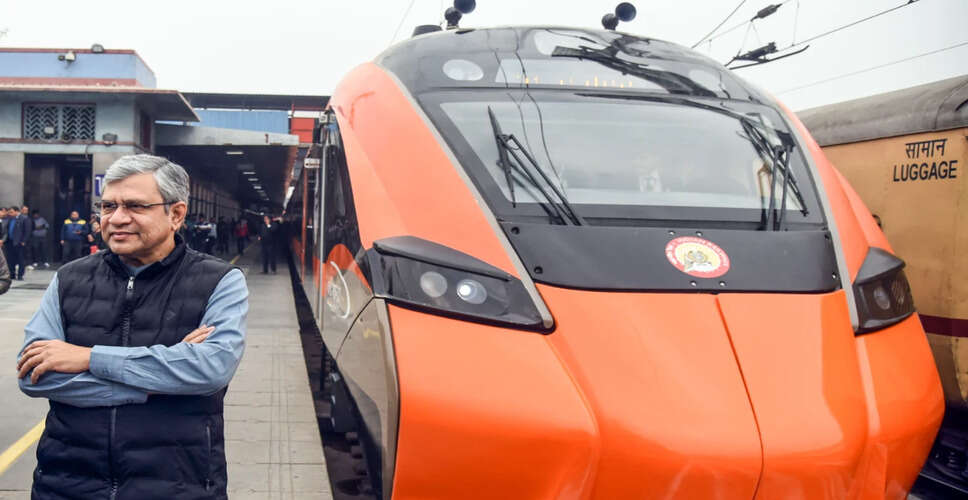 रेल मंत्री ने वंदे भारत स्लीपर ट्रेन का किया निरीक्षण, उद्घाटन की तैयारी