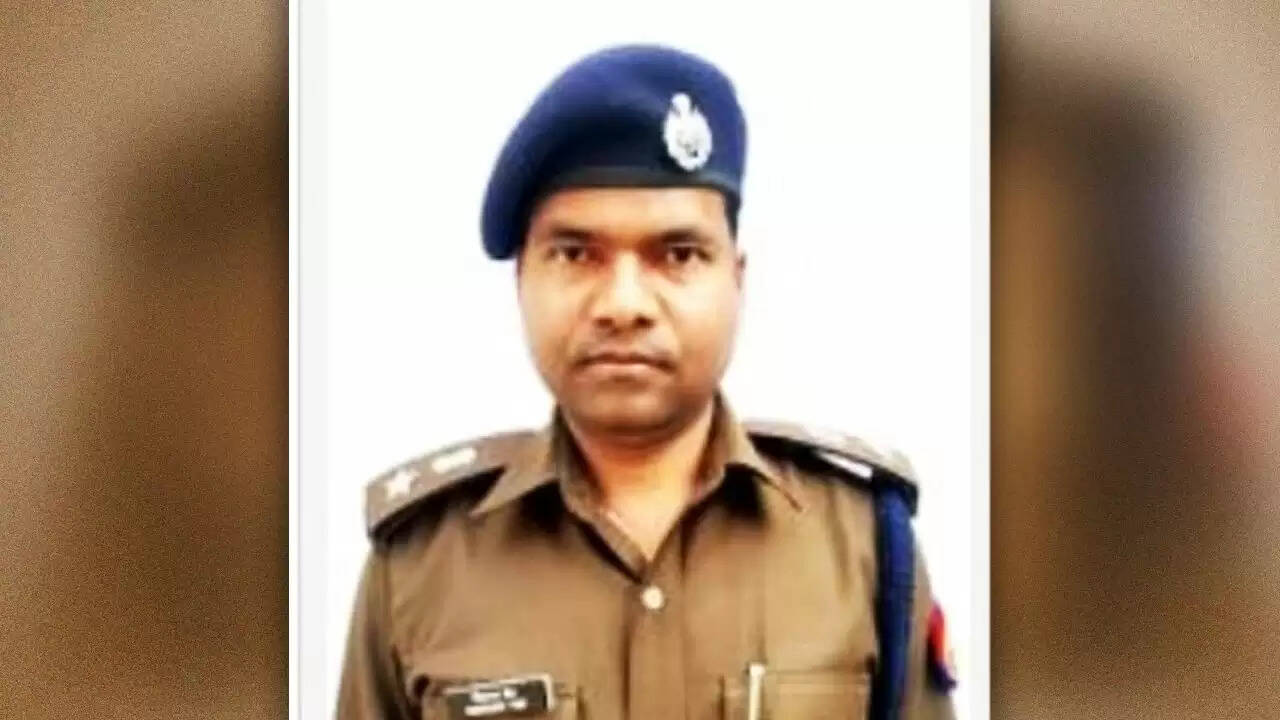 IPS विक्रांत वीर: मर्चेंट नेवी छोड़कर बने आईपीएस, हाथरस कांड में निलंबित