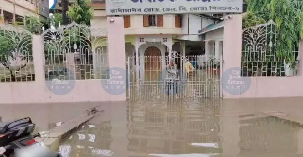 सिलचर में भारी बारिश से बाढ़ की स्थिति, राहत शिविरों में लोग