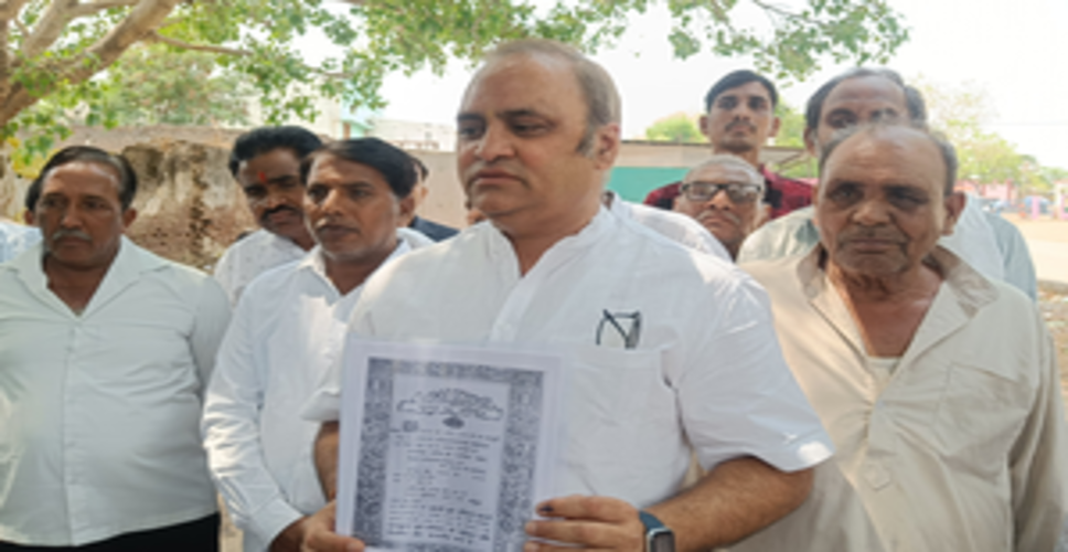 कांग्रेस नेता अरुण यादव ने डाला वोट, संविधान की प्रति लेकर पहुंचे मतदान स्थल